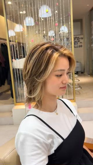 ウルフレイヤー×ハイライトで立体感抜け感ヘア
動きと透明感をプラスして、おしゃれな自分にチェンジ

#ウルフレイヤー #ハイライト #透明感カラー #韓国風ヘア #外国人風ヘア #レイヤーカット  