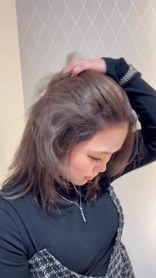 大人っぽさと抜け感を出したい方に人気の“かきあげレイヤーカット”。
前髪〜顔まわりにレイヤーを入れることで自然に流れ、毛先が動く色気のあるスタイルに。
根元を少し立ち上げるだけで簡単にセットできるので、朝のスタイリングもラクになります。
小顔見せしたい方・巻きやすいレイヤーにしたい方におすすめです。 