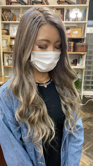 ロング カラー モモカ/ハイトーン /バレイヤージュのヘアスタイル