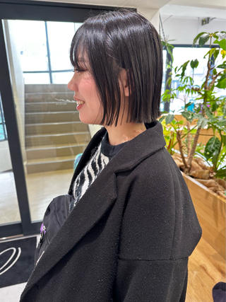 サラサラストレートな切りっぱなし

アイロンでストレートにするだけの
簡単スタイリングで◎ 