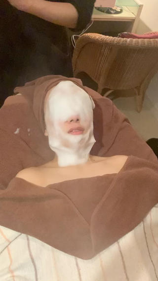 スペシャルエイジングケア

肌内部からターンオーバーをサポートし、余分な角質だけを落としてくれるパックを入れ、濃密な泡でディープクレンジングします。 