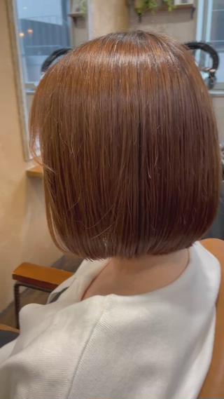 クセ毛を矯正し、なるべく自然に丸みのつきやすいストレートボブ。 