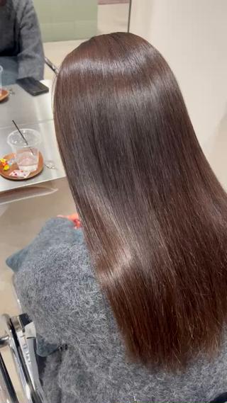 暗めの落ち着きのあるブラウンカラー入れて自然に馴染むようなロングヘアーです
暗すぎず明るすぎない色味で上品なイメージを出させて頂きました
少しだけ印象を変えたい、大人っぽい印象に見せたいと感じている方におすすめのカラーとなってます*゜

ぜひ施術お任せ下さい
 