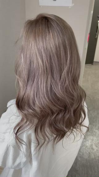 きれいなベージュカラーブリーチをしてあると透明感が高い仕上がりになりますベージュならブリーチ初心者さんも挑戦しやすいです 