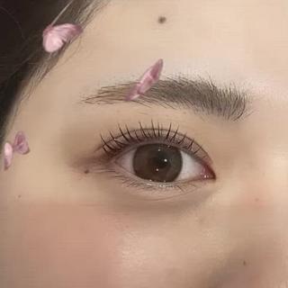 パリジェンヌラッシュリフトは
根元を80度立ち上げることで
自まつ毛を最大限に長く見せてくれます

クリアコーティングで束感を出して
華やかな雰囲気に 