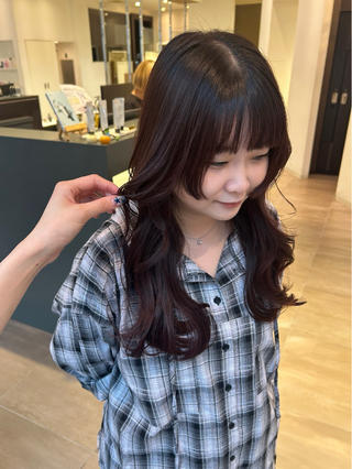 深めのラベンダーブラウンとたっぷりlayercut◎
レイヤーカットで抜け感を出してくれるのでオススメです