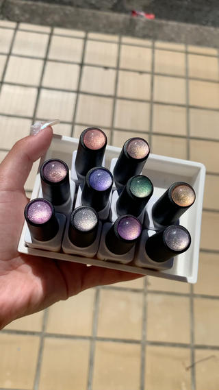 紫外線で色が変わるマグネット 