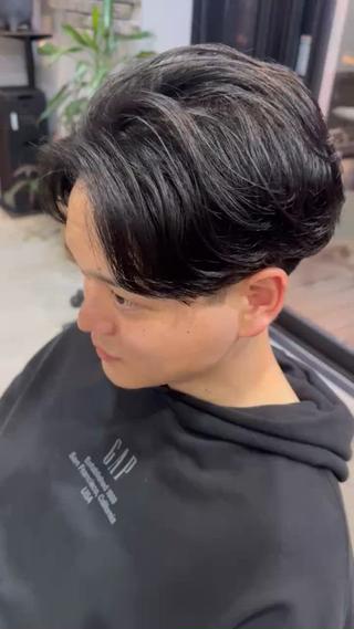 毛流れセンターパート

毛先に柔らかい毛流れとトップのボリュームでシルエットを綺麗に 