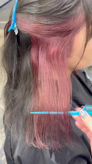 ピンクのイヤリングカラーとダークグレージュです 