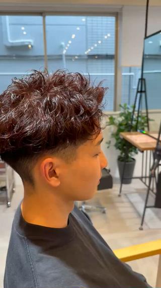  短めシャドウパーマ
「短くても、ちゃんと動く。」

サイドと襟足はスッキリ、トップにだけ自然な陰影と毛流れをつけたシャドウパーマ。
強すぎないカール感で、短髪でも立体感とセットのしやすさを出します◎

 短めが好きだけど動きが欲しい
 直毛でペタッとしやすい
 朝のセットを楽にしたい

そんな方におすすめのパーマです！ 