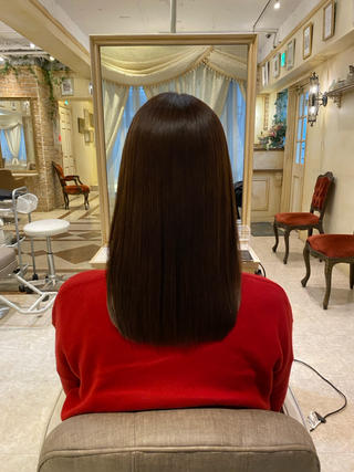 根本はリタッチ縮毛矯正で癖をとり、毛先は髪質改善トリートメントで薬剤から守りながら髪質を高めていきます！ 