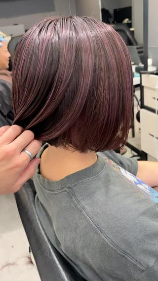 ハイライトカラーを入れた切りっぱなしボブ 