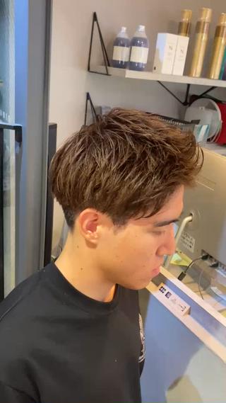 ツーブロのメンズショート
横と後ろをしっかり刈り上げて、すっきり！
スタイリングしやすいよう軽さもだしつつ、前髪をおろしてもあげても決まるスタイルになってます！

1人1人に合う髪型をお聞きしながら提案させていただきますので、ぜひ 
