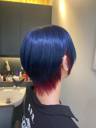 青赤のインナーカラー
カットは襟足ありの中性的スタイル
長めな分デザインカラーが映えます

長めなスタイルやデザインカラーも好きなのでぜひ 