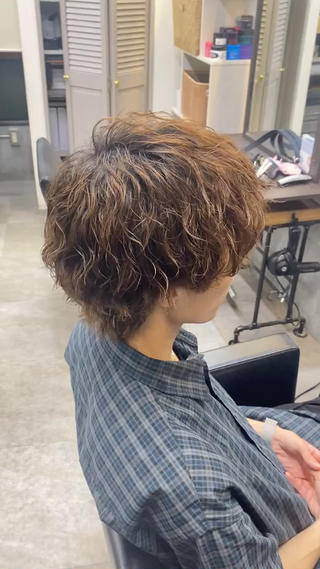 襟足ありのウルフ寄りツイストスパイラル
くるくるしすぎると、ボリュームが出過ぎますが、少し細かく巻けば、動きを出しつつボリュームの出過ぎを抑えれます

スタイリングが格段に楽しくなります
ウルフスタイルでもパーマ任せていただけますので、ぜひ 