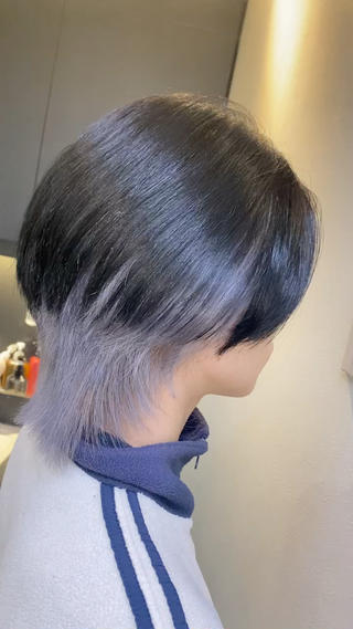 ウルフカットとインナーカラーのスタイル
襟足があるとデザインカラーの幅が増えます

また表面の色とのメリハリもあり、かなり映えます

履歴によってはご希望の色にそえない場合がございますのでご注意ください。 