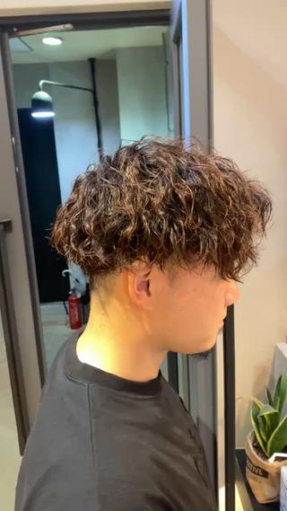 束感つよめのツイストスパイラル
ツーブロックとの相性バツグンです

ワックスでもジェルでもカッコいいです

イメチェンしたい方、ぜひ 