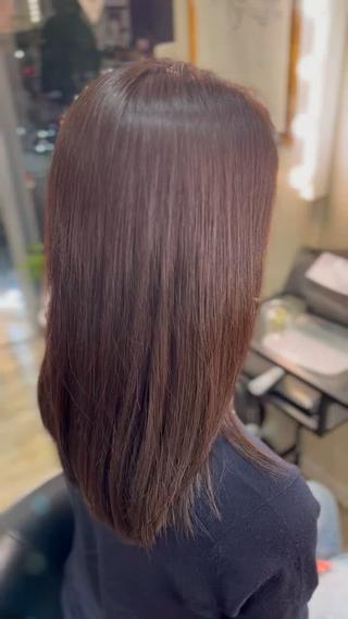 白髪染めを使わず、傷みにくいカラー。
ブロー仕上げでサラツヤヘアー 