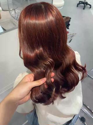 こんなにうる艶な髪の毛に
オレンジをご希望だったので強めに入れました
お仕上げも可愛く巻かせて頂きます
スタイリストの方に見て頂きながら施術しますのでご安心下さい♡ 