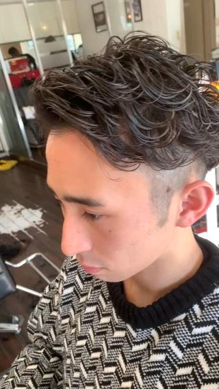 ツーブロックマッシュをベースにスパイラルパーマを当てました
7.3パート、センターパートどのパートで流しても大人かっこいい感じにセット出来ます
セット剤はジェル、グリースが 