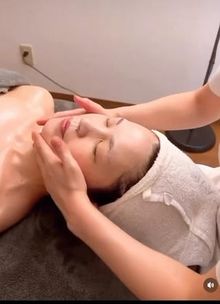 施術の一部動画(アドバンスコースエイジングケアオプション)です
デコルテからフェイシャルまでオールハンドでの
本格的なマッサージとなっております
しっかり老廃物を流し体も軽くすっきりすると人気です 