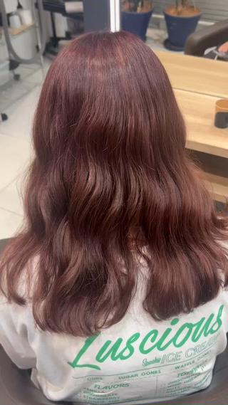 10トーンのredbrownです
ブリーチされている髪へのオンカラーです