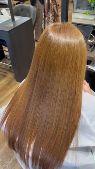 after！つけてから1ヶ月たつエクステ。酸欠トリートメントで人毛100%ならつけたてのようなツルツルサラサラに。(普段のホームケアやエクステの状態にもよりますのでご相談下さい) 