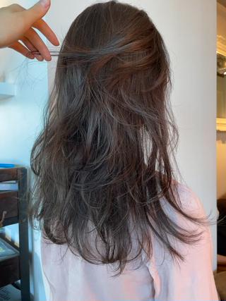 透け透けダークグレーです！
1ブリーチ必須ですが、1回ベースを作ると2回目からオンカラーのみで継続できます！

大人気カラーです 