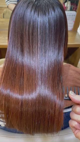 なんとこちらのお客様はブリーチ毛でパサパサフワフワした状態でしたが、当店ご自慢の髪質改善縮毛矯正とその１ヶ月後に髪質改善トリートメントをされた結果となります
ご本人様もかなり驚きの様子でした！！
本当にキレイになって良かったです 