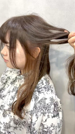 インナーカラーでちょっとオシャレさをプラス

オリーブブラウンとベージュのインナーカラーは、落ち着きと柔らかさを兼ね備えた組み合わせです。オリーブブラウンは、深みがありつつも重くなりすぎないカラーで、大人っぽさと上品さを演出。一方で、内側に入れるベージュは、明るく柔らかな印象を与え、全体に軽さをプラスします。この2色の組み合わせは、髪を結んだり動きをつけた際に自然なコントラストが生まれ、さりげなくおしゃれ感を演出。派手すぎず、ナチュラルな変化を楽しみたい方にぴったりです。

インナーカラーの位置などは一緒に考えて素敵なデザインにします 