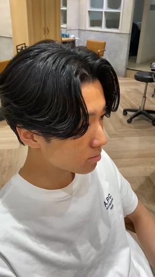 メンズカット

アイロンで作るニュアンスパーマ風です！

ワックスとバームでセットしてます！ 