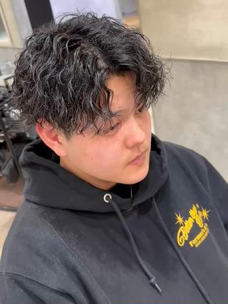 カットツイストスパイラルパーマ

動きのあるパーマスタイルです！ワックスとグリースでセットしてます！ 