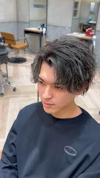 波打ちアップバングハイライト
アイロンで作る動きのあるアップバングです！ 