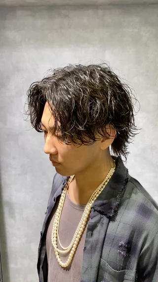 カット波巻きパーマ

刈り上げもウルフも似合う王道の波巻きパーマです！

是非お任せください！ 