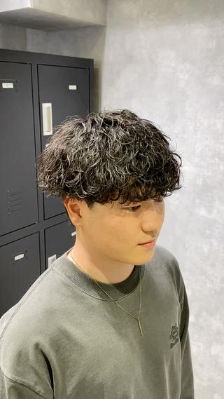 重めの波巻きパーマです！メンズカット、パーマお任せください！アイロンで作る動きも得意です！ 
