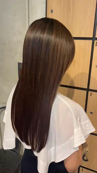 髪本来の柔らかさとツヤを維持出来るメニューです。
ダメージを最小限に抑え髪質に合わせて薬剤調合をいたします。
カラーの同時施術で、憧れのナチュラルヘアを再現︎ 