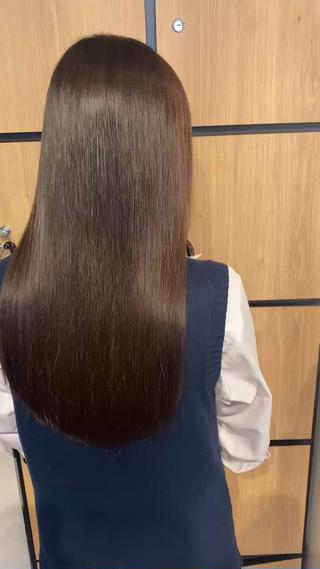 髪の毛の強度を修復するトリートメントです。
ストレートやカラーなどの、ダメージによるうねり絡まりをケア！
アフターケアとして最適

痛みのない髪質改善。
（※元の癖は伸びません）︎ 