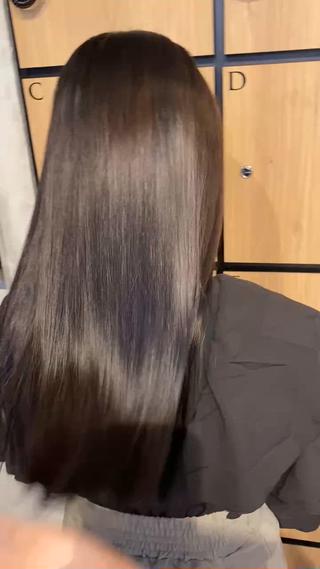 ブリーチなどのハイダメージへのアプローチが得意なシステムトリートメントです
髪の毛の主要であるタンパク質不足になると、
乾きずらさや髪の毛の広がり・脱色の原因になります。
内部ケアを優れています︎


ケアカラー→カラー前のダメージ予防処理とカラーと並行で行うトリートメントが入ったカラーです。︎ 