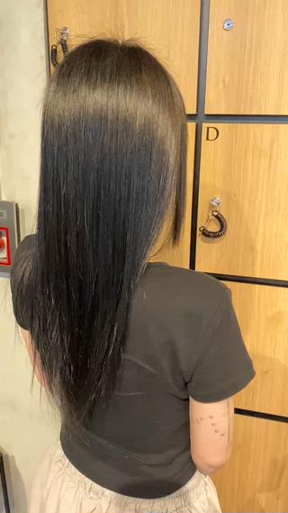 髪本来の柔らかさとツヤを維持出来るメニューです。
ダメージを最小限に抑え髪質に合わせて薬剤調合をいたします。
カラーの同時施術で、憧れのナチュラルヘアを再現︎ 