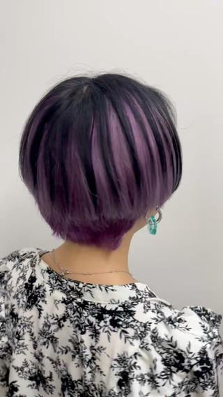 【ブラック×パープル】の【アンブレラカラー】です！

最近人気の【デザインカラー】の中でも特に人気な
【アンブレラカラー】はハイライトよりも色味の束感に
存在感があり、控えめだけど、可愛く見えてくれるカラー
なのでいくつの方でも挑戦しやすいカラーです！️ 