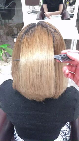 ブリーチ3〜4回!
ストレートする前はダメージ+クセで
わさぁーっと広がる感じでした!
酸性ストレートすると見違えるほど髪が綺麗に見えます