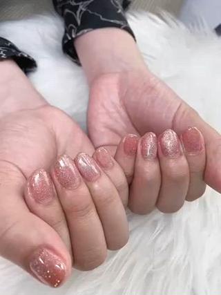 マグネットとフラッシュ！どちらも大人気のジェルをミックスで、キラッキラ
こちらのお客様はコーラルピンクですが、お好きなカラーをお選びいただく事ができます 