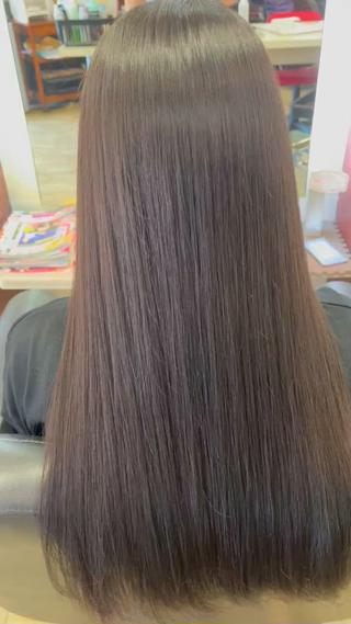 2度目の縮毛矯正にご来店。2度目でまだ、あまりダメージが少ないので強めの薬剤で全体にかけてます。