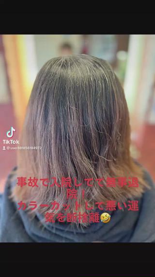 10センチ以上カットし、ピンクブラウンで染めて、レイヤーボブにカットしてます。