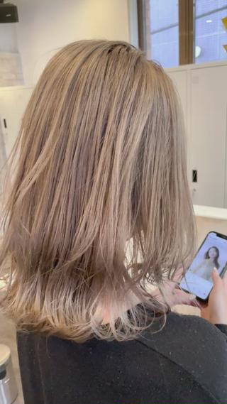 ホワイトグレージュ