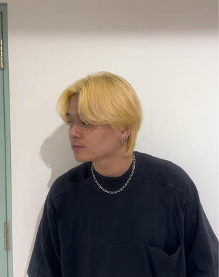 ️抜きっぱなしブロンド️

前回落としやすい黒染めで染めて6ヶ月ぶりのブリーチ

ブリーチ後は紫シャンプーのみで仕上げてそのまま!! 