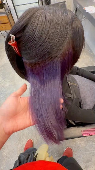 ハイダメージ、複雑履歴、ムラの多い状態から
艶感のあるビビッドなヴァイオレット
優しいブリーチにケア剤もしっかり入れて切れないように保護しながらベースを可能な限り整えて一色につなげました
ご要望はアニメキャラのようなビビッドなヴァイオレット
上の色が黒にインナーを入れるとビビッドなカラーや暗めに色を入れるのもいいですね!