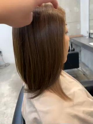 最低限のダメージで最大限の明るさを出すケアブリーチを使用したイヤリングカラー
重なってくる部分とイヤリング部分の色の系統も合わせたベージュ系イヤリング
全頭のブリーチはハードルが高いけどブリーチしてみたい方
とってもオススメです