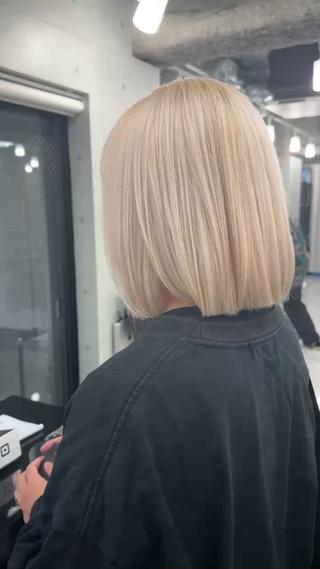 透明感で圧倒されるホワイティベージュ ️

ブリーチベースだから出せる“芯から透ける”ホワイティベージュ。
光に当たるたびにミルキーに発色して、柔らかさとツヤが一気に開花します
肌馴染みも良くて、顔まわりがふわっと明るく見えるのも人気の理由◎
この透明感、リアルで見るともっと可愛いです…

ブリーチオンカラー
¥9,900- 