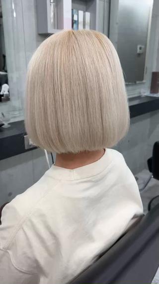 ミルクみたいにとろけるホワイティベージュ 

ブリーチしてからのホワイティベージュで、
ふわっふわのミルクカラーに…♡
光に当たるたびキラッと透けて、天使みたいなツヤ感が生まれます
やわらかさも甘さもぜんぶ詰め込んだ、
“絶対かわいい”愛されカラーです

ブリーチオンカラー　¥9,900- 